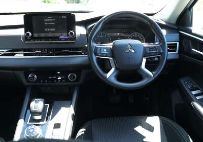 2024 Mitsubishi Outlander ES