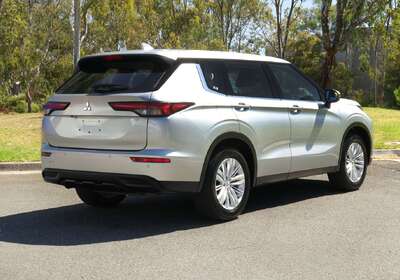 2024 Mitsubishi Outlander ES