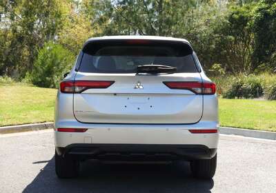 2024 Mitsubishi Outlander ES