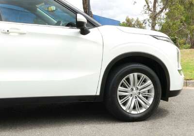 2023 Mitsubishi Outlander LS