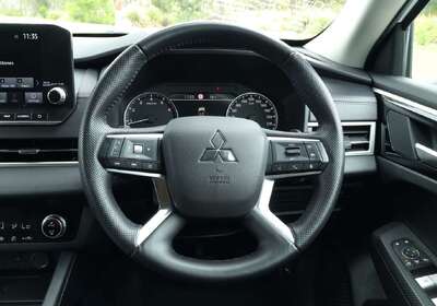 2023 Mitsubishi Outlander LS