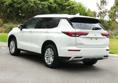 2023 Mitsubishi Outlander LS