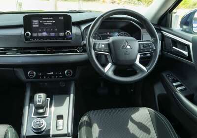 2023 Mitsubishi Outlander ES