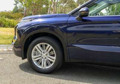 2023 Mitsubishi Outlander ES