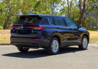 2024 Mitsubishi Outlander ES