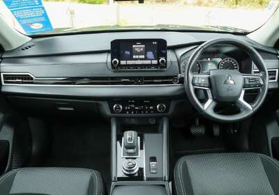 2024 Mitsubishi Outlander ES