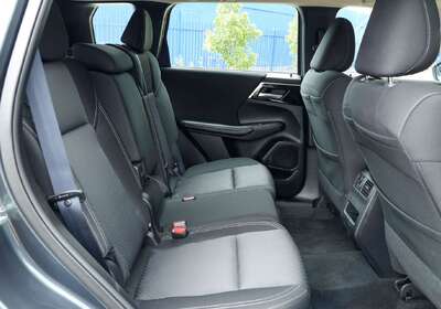 2024 Mitsubishi Outlander ES