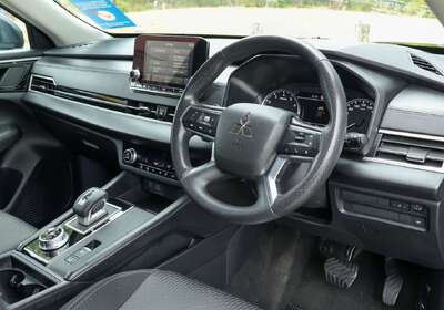 2024 Mitsubishi Outlander ES