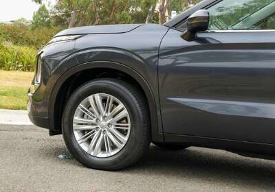 2024 Mitsubishi Outlander ES